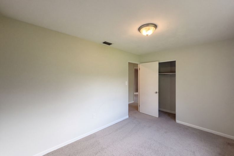 Photo 16 of 24 of 411 W Seminole Ave, Eustis, FL