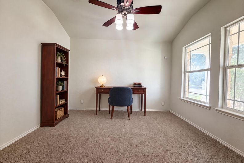 Photo 13 of 16 of 2886 Oakbranch Rdg, New Braunfels, TX
