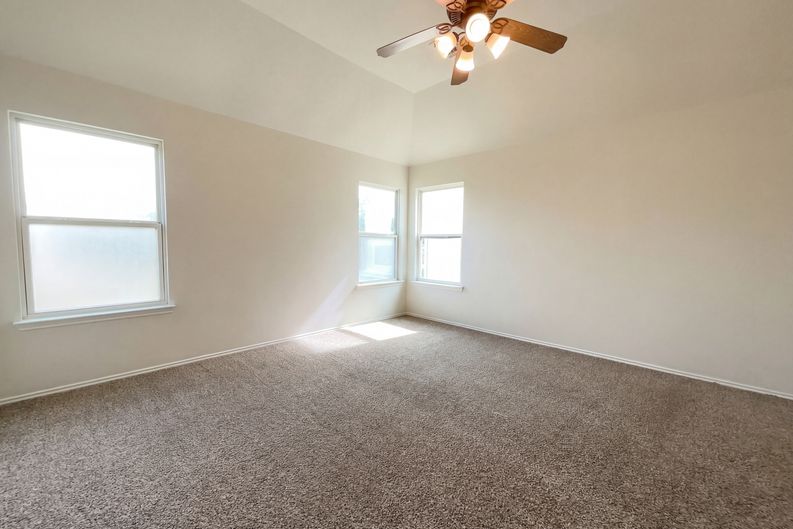 Photo 4 of 22 of 11919 Leaf Oak Dr, Houston, TX
