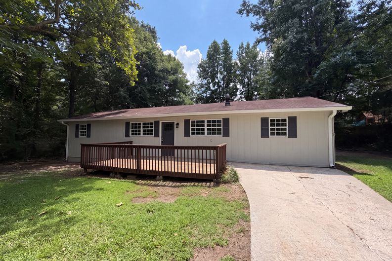 Photo 5 of 24 of 3704 Meadowview Dr, Lithia Springs, GA