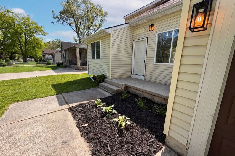 Photo 25 of 28 of 21425 Averhill St, Farmington Hills, MI