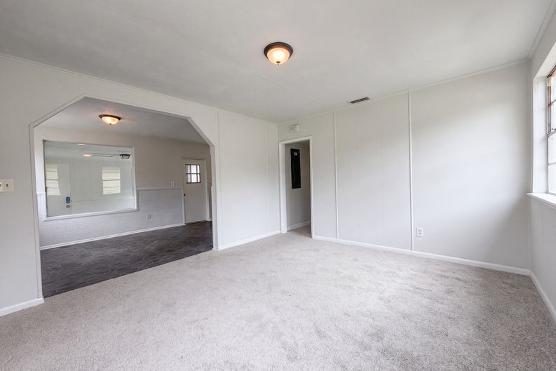Photo 3 of 17 of 8951 Adams Ave, Jacksonville, FL
