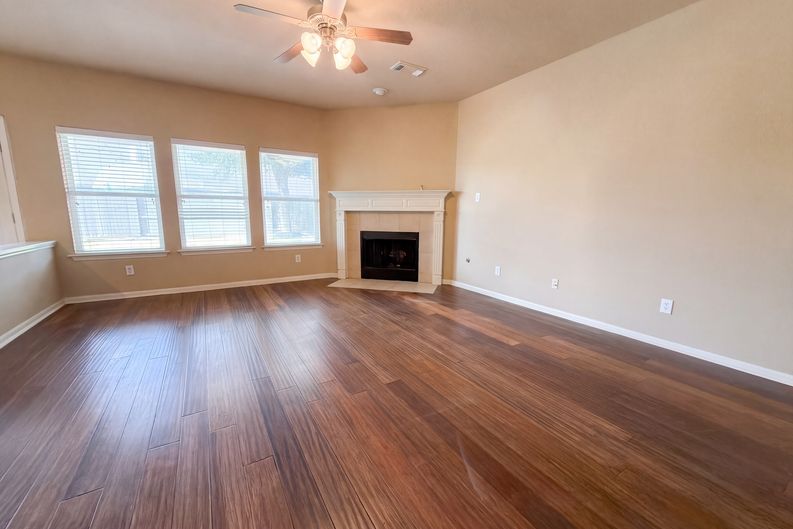 Photo 3 of 29 of 7002 Crockett Ridge Dr, Richmond, TX