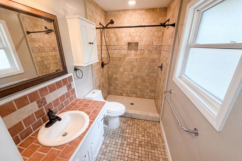 Photo 15 of 23 of 5116 E Bayou Dr, Dickinson, TX