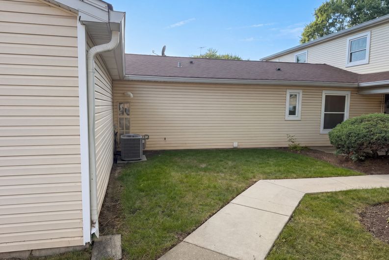 Photo 15 of 26 of 1186 E Azalea Ln, Palatine, IL