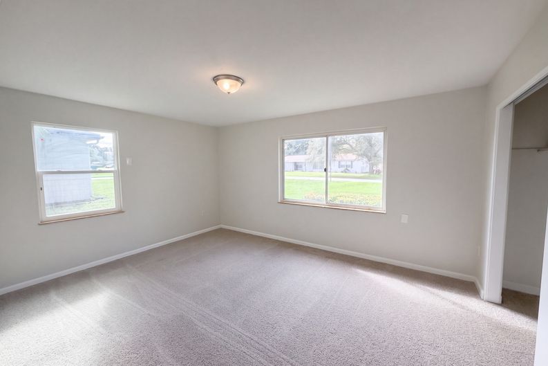 Photo 18 of 24 of 411 W Seminole Ave, Eustis, FL