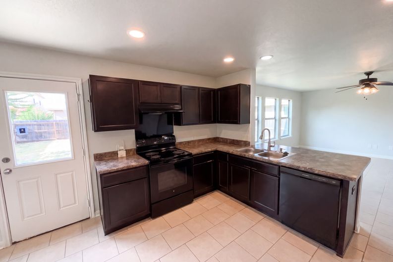 Photo 10 of 27 of 10247 Villa Del Lago, San Antonio, TX