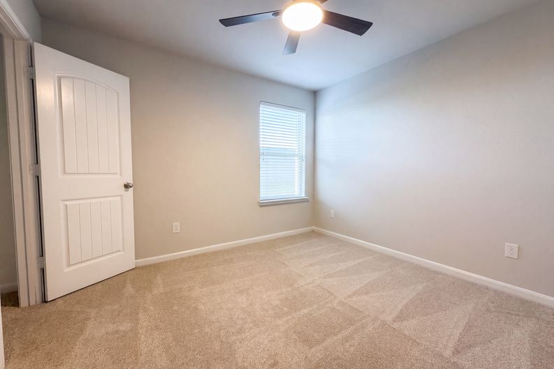 Photo 13 of 24 of 8322 Oakleaf Meadow Ct, Rosharon, TX