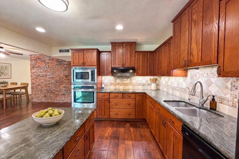 Photo 12 of 28 of 530 Shadowcrest Ln, Coppell, TX