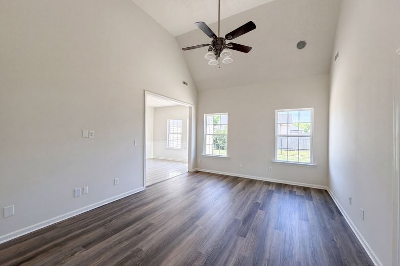 Photo 7 of 24 of 425 Long Creek Dr, Christiana, TN
