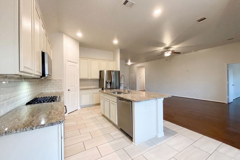 Photo 8 of 19 of 21205 Timber Bluff Ln, Porter, TX