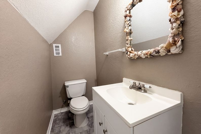 Photo 15 of 19 of 552 Marshall Johnson Ave S, Port Lavaca, TX