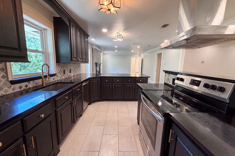 Photo 7 of 22 of 3423 Willow Crest Ln, Dallas, TX