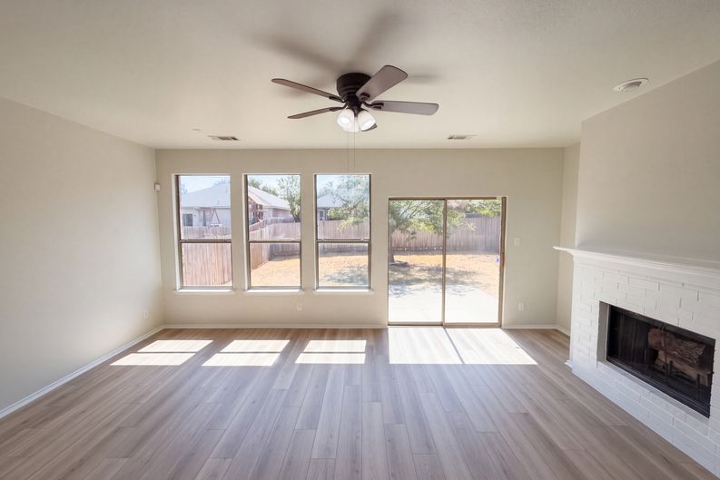 Photo 3 of 33 of 10713 Vista Heights Blvd, Fort Worth, TX