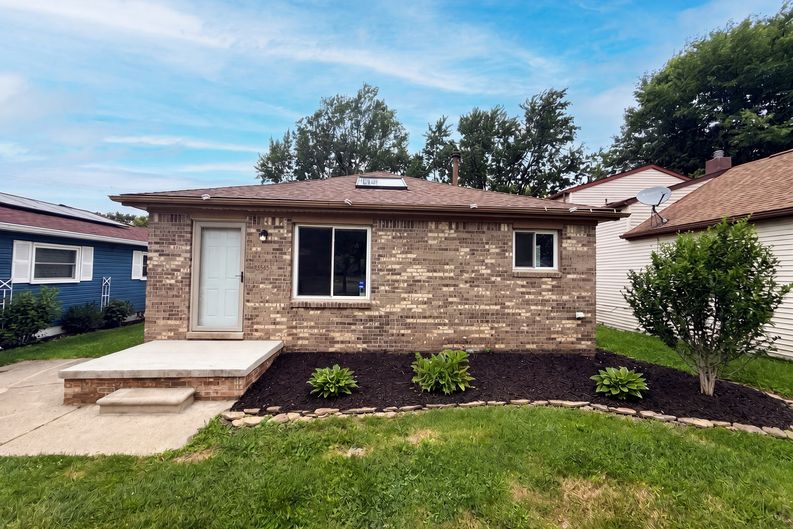 Photo 17 of 19 of 33522 Fernwood St, Westland, MI
