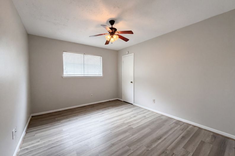 Photo 12 of 19 of 9606 Ballin David Dr, Spring, TX