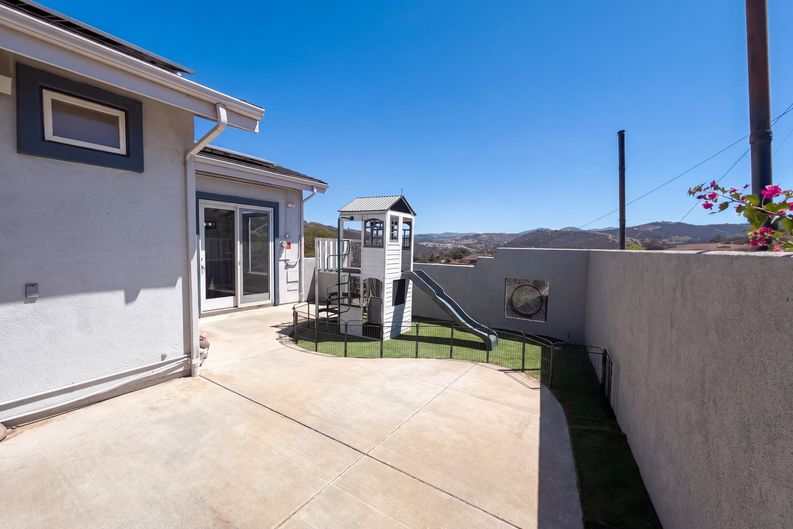 Photo 31 of 42 of 1596 Aldorado Dr, Vista, CA