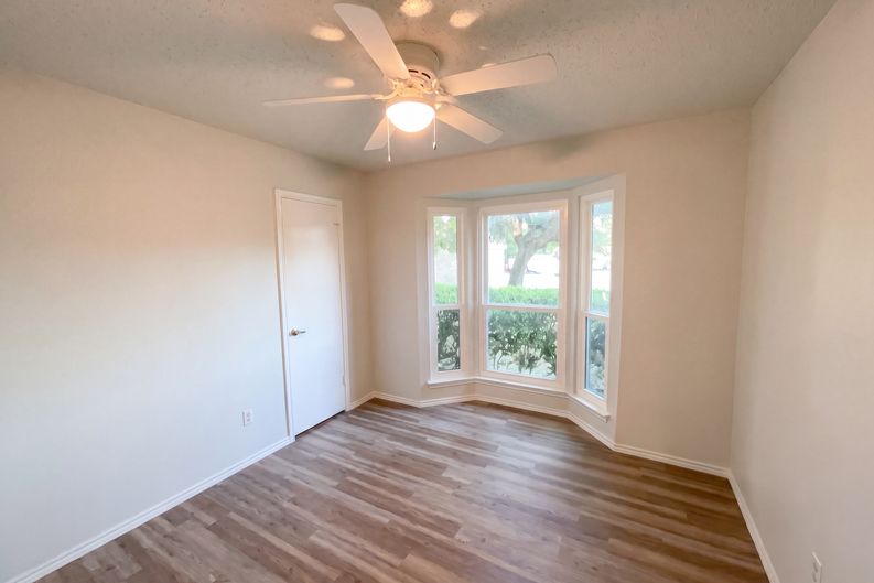 Photo 15 of 21 of 9511 Elm Gln, San Antonio, TX