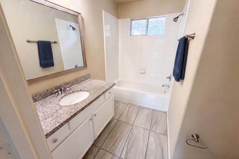 Photo 20 of 28 of 10250 Rolleston Ln, Houston, TX