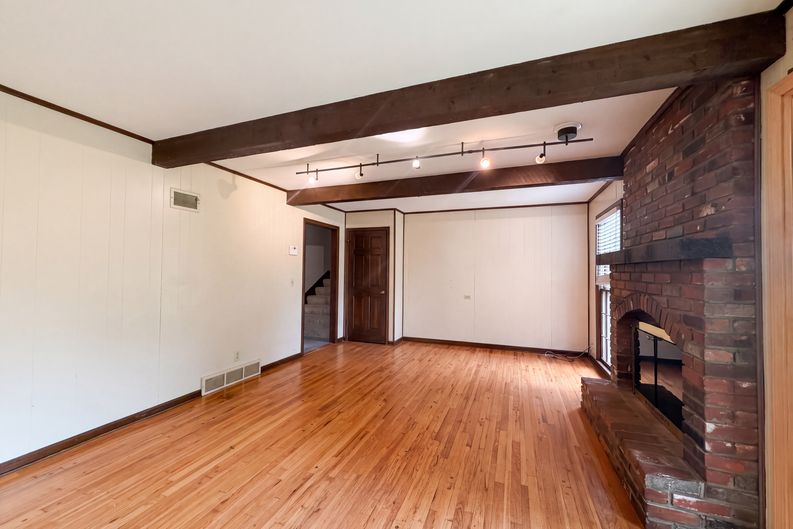 Photo 9 of 27 of 6916 N Overland Dr, Kansas City, MO