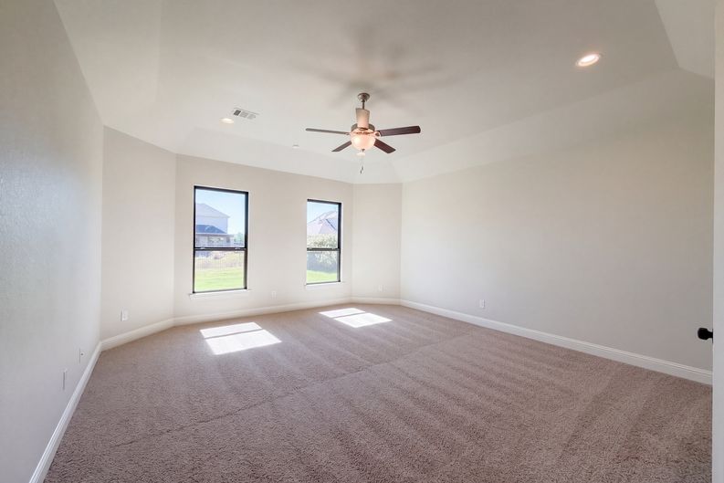 Photo 18 of 45 of 1505 Hudson Dr, Ennis, TX