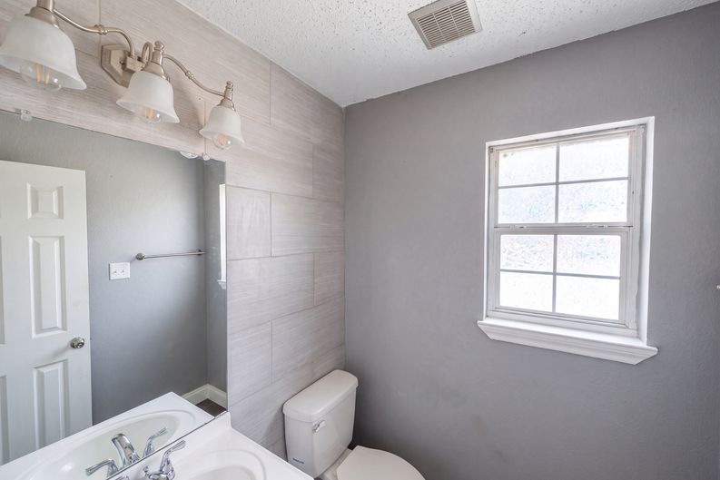 Photo 8 of 20 of 6604 N Chesterfield Dr, Fort Worth, TX