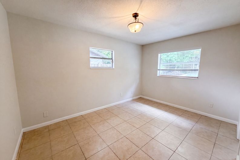 Photo 4 of 14 of 7018 Lynwood Dr, Tampa, FL