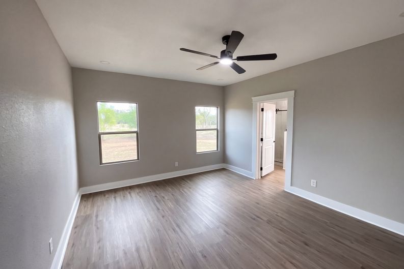 Photo 13 of 25 of 185 E Medium Meadow Dr, Lytle, TX