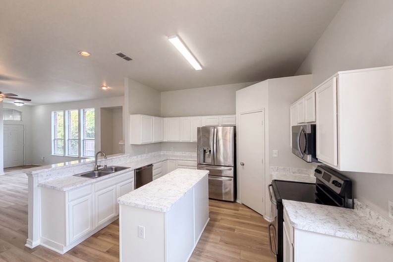 Photo 6 of 20 of 825 Dixon Ln, Denton, TX