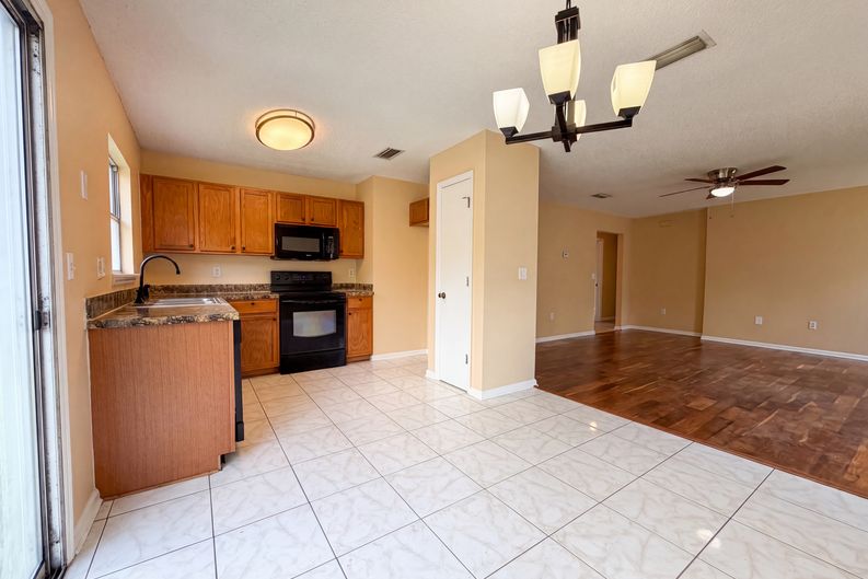 Photo 7 of 19 of 7923 Cherry Blossom Dr N, Jacksonville, FL
