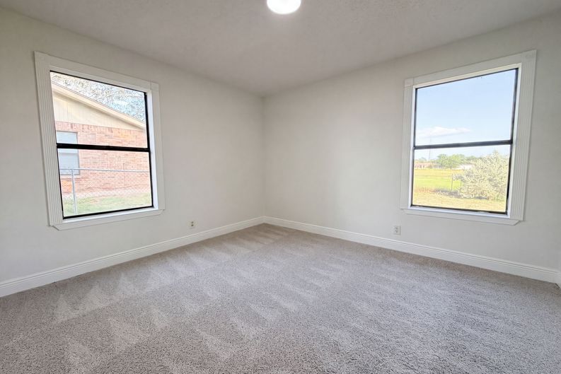 Photo 4 of 16 of 1308 Longhorn Dr, Floresville, TX
