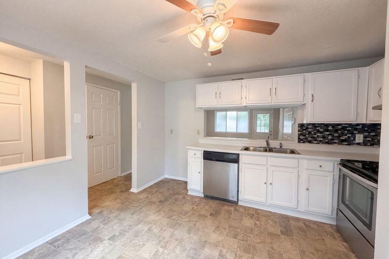 Photo 5 of 22 of 7740 Sandra Ln, Raleigh, NC