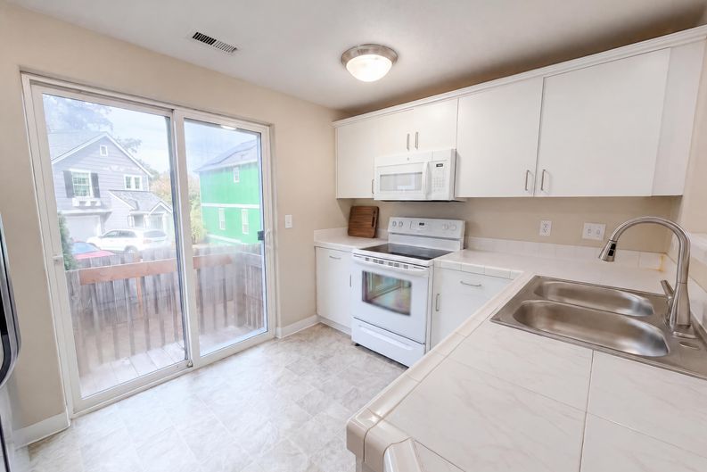 Photo 7 of 18 of 571 SW 207th Ave, Beaverton, OR
