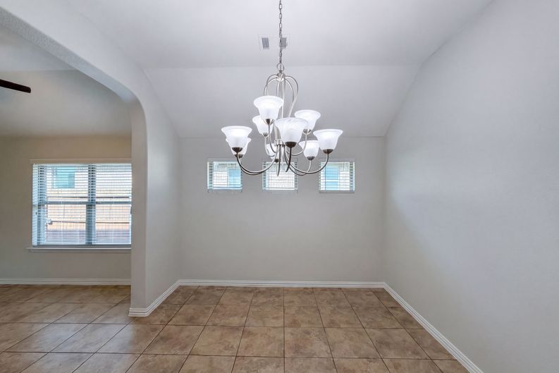 Photo 9 of 20 of 709 Ravenwood Dr, Saginaw, TX
