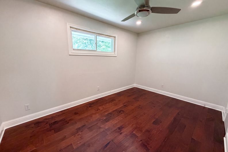 Photo 4 of 22 of 3423 Willow Crest Ln, Dallas, TX