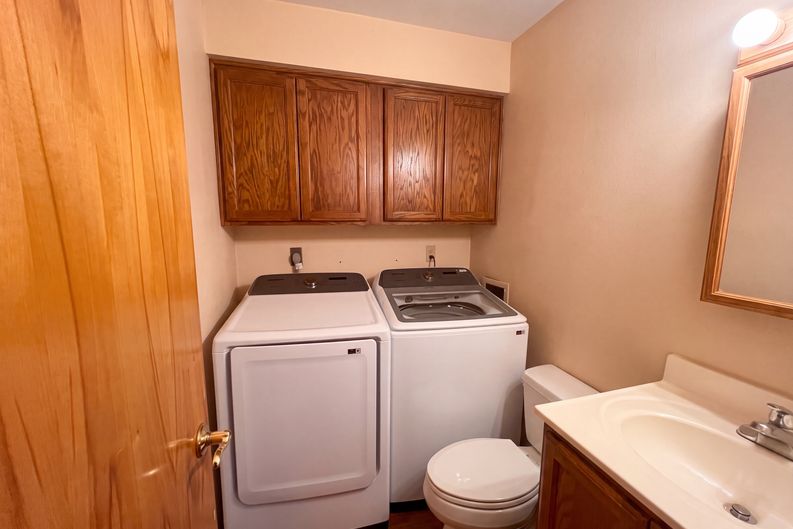 Photo 13 of 16 of 912 Hollycrest Dr, Champaign, IL