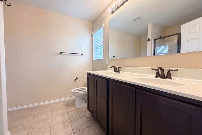 Photo 15 of 19 of 679 Trinity Mdw, San Antonio, TX
