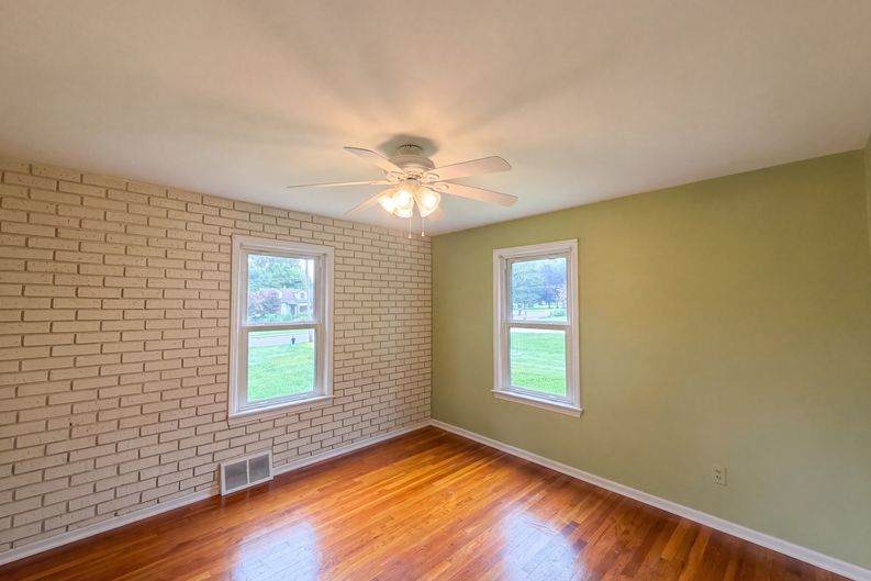 Photo 11 of 26 of 6652 Oakwood Dr, Independence, OH