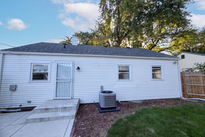 Photo 5 of 23 of 319 E Chippewa Ave, South Bend, IN