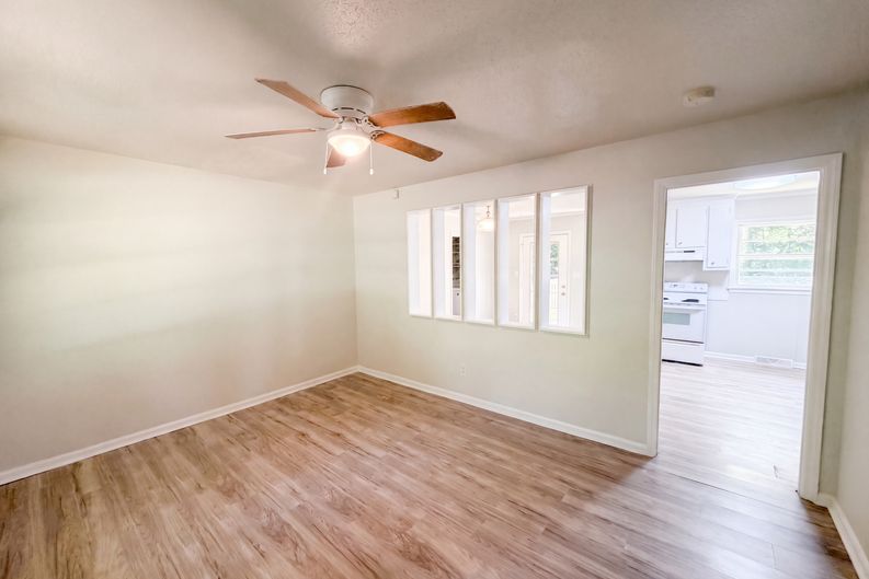 Photo 3 of 17 of 6220 Paylor St, Mebane, NC