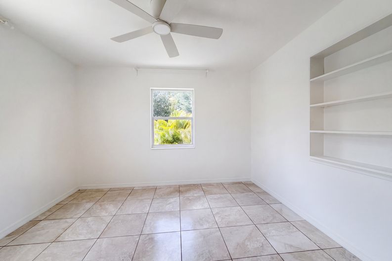 Photo 15 of 28 of 829 E 4th St, Englewood, FL