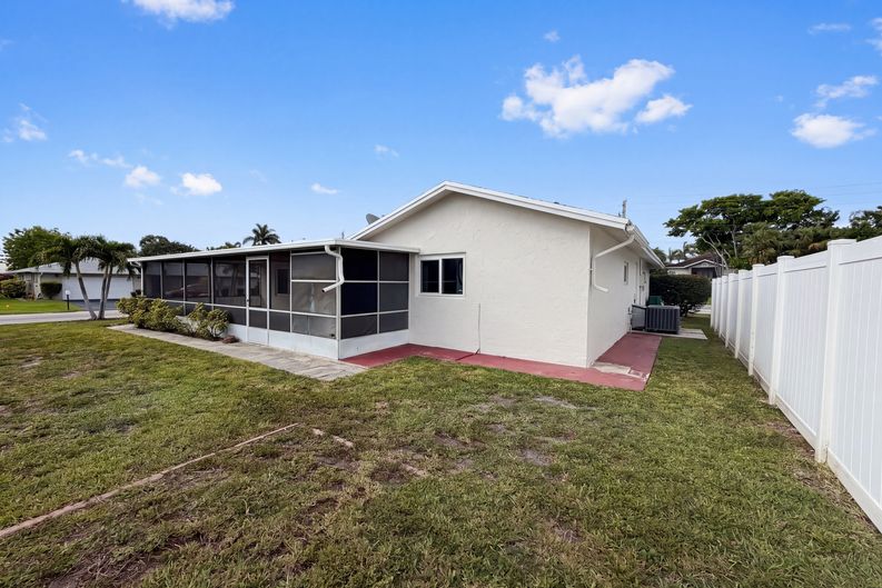 Photo 18 of 21 of 9605 NW 81st St, Tamarac, FL