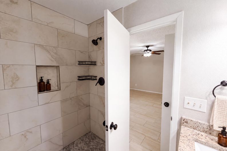 Photo 10 of 17 of 922 Meadowdale Cir, Garland, TX