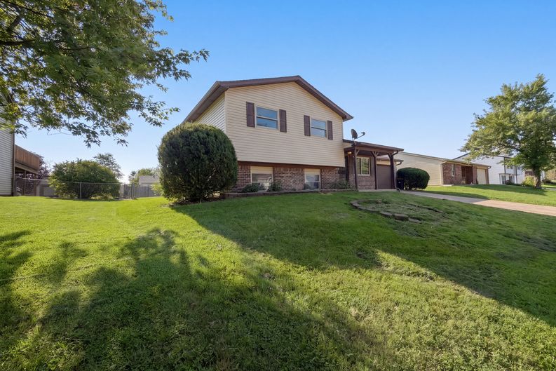 Photo 15 of 20 of 7533 Ardwell Dr, Indianapolis, IN