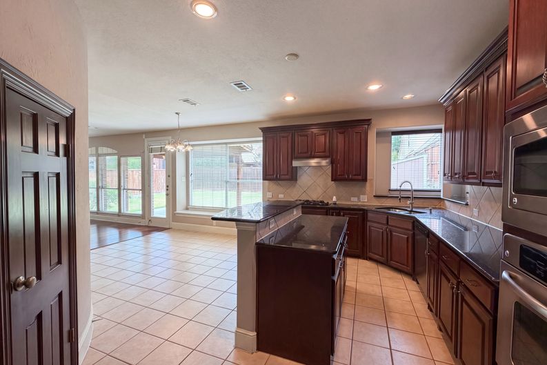 Photo 7 of 32 of 10330 Sandbar Dr, Irving, TX