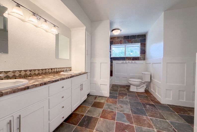 Photo 10 of 25 of 106 Briarcliff Dr, San Antonio, TX