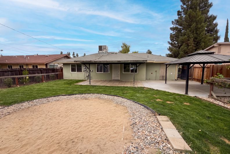 Photo 5 of 27 of 6809 Weddigen Way, North Highlands, CA