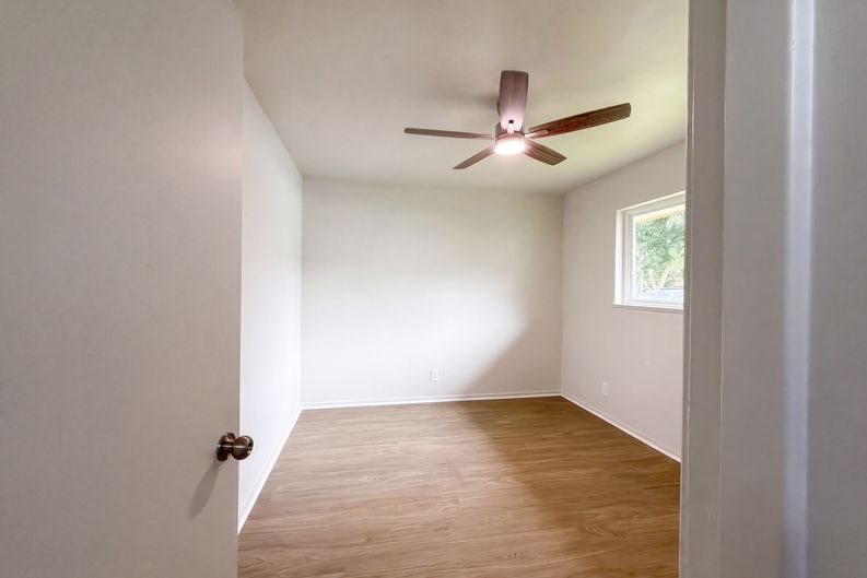 Photo 20 of 33 of 7706 Marinette Dr, Houston, TX