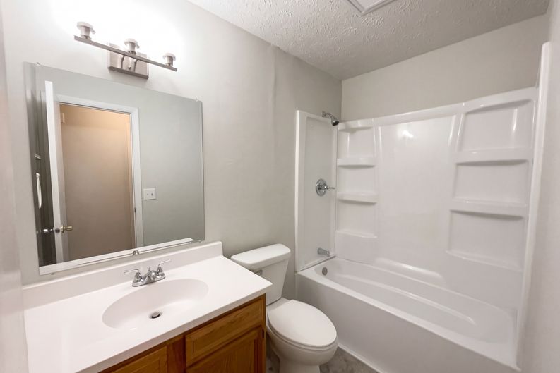 Photo 10 of 19 of 6910 Troon Way, Indianapolis, IN