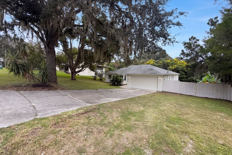 Photo 29 of 32 of 12054 Joe Herrmann Dr, San Antonio, FL